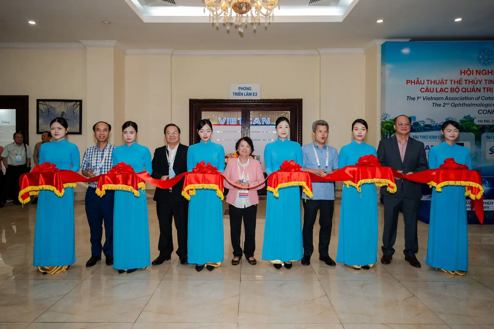 Các đại biểu cắt băng khai mạc khu triển lãm