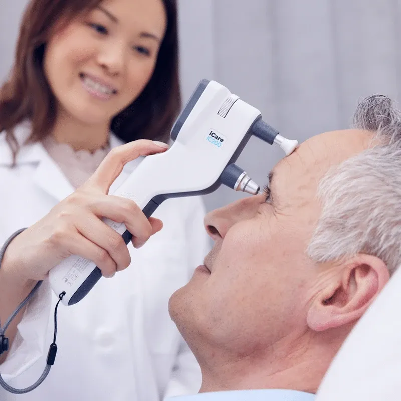 Bác sĩ kiểm tra mắt cho người cao tuổi bằng thiết bị nhãn khoa