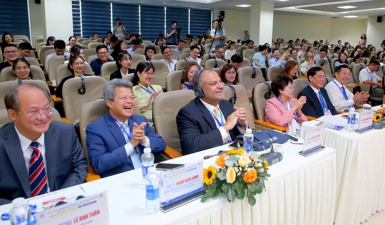 Delegates at the Imperial City Eye Meeting in Hue