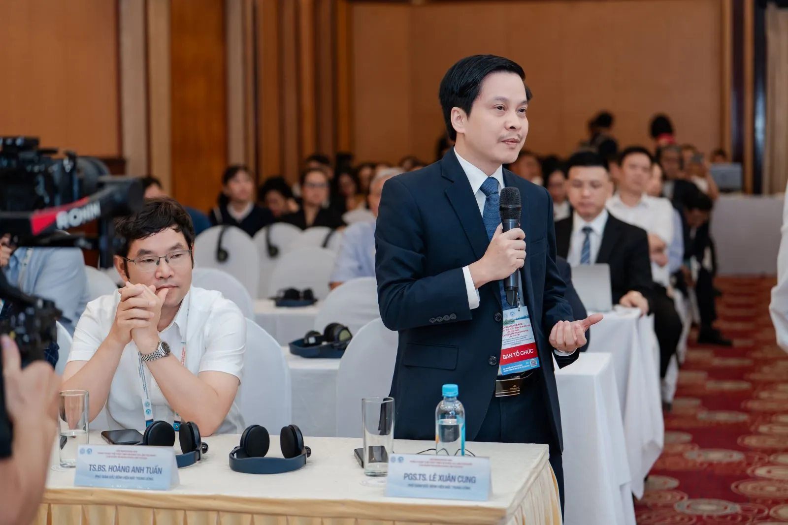 Đại biểu trao đổi trong phiên thảo luận
