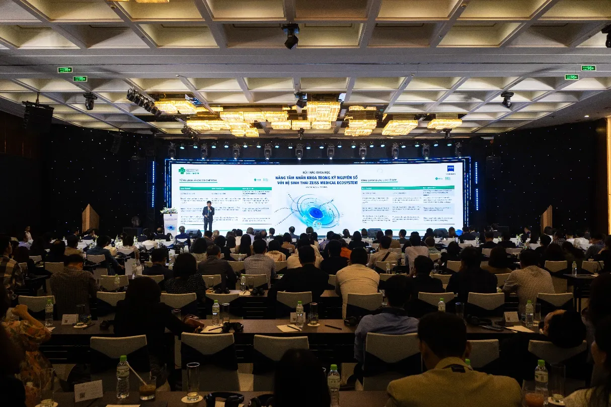 Các bác sĩ trao đổi tại hội nghị khoa học